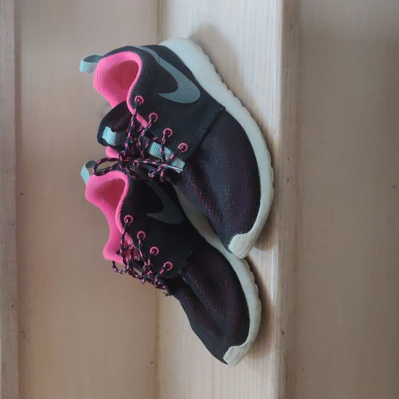 Nike pink black roshe size 7